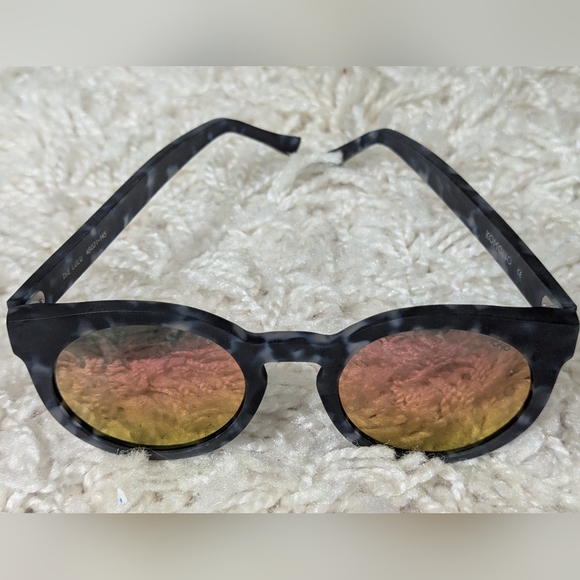 NWOT Komono sunglasses - Lulu matte indigo demi frames with UV protection - Picture 2 of 5